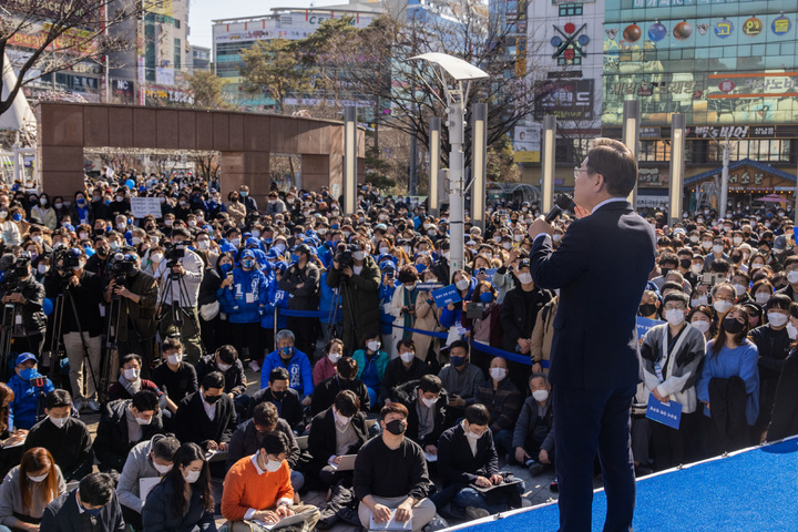 [창원=뉴시스] 최동준 기자 = 이재명 더불어민주당 대선후보가 27일 경남 창원 상남분수광장에서 유세를 하고 있다. 2022.02.27. photocdj@newsis.com