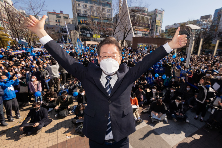 [창원=뉴시스] 최동준 기자 = 이재명 더불어민주당 대선후보가 27일 경남 창원 상남분수광장에서 유세를 하고 있다. 2022.02.27. photocdj@newsis.com