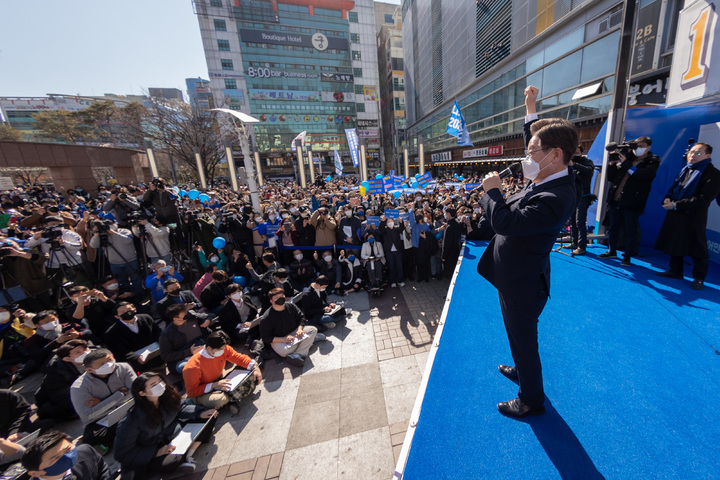 [창원=뉴시스] 최동준 기자 = 이재명 더불어민주당 대선후보가 27일 경남 창원 상남분수광장에서 유세를 하고 있다. 2022.02.27. photocdj@newsis.com