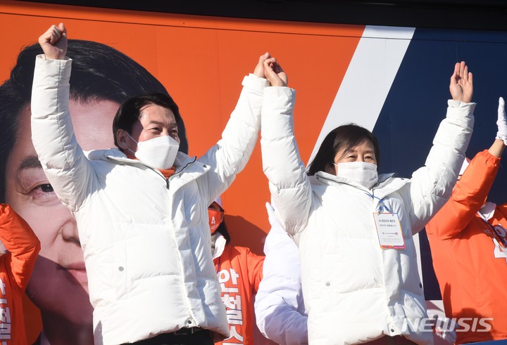 [여수=뉴시스] 전신 기자 = 안철수 국민의당 대선 후보가 27일 전남 여수 이순신광장에서 열린 유세에서 무대로 오르고 있다. (공동취재사진) 2022.02.27. photo@newsis.com