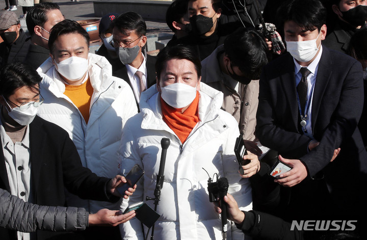 [여수=뉴시스] 전신 기자 = 안철수 국민의당 대선 후보가 27일 전남 여수 이순신광장에서 유세를 마친 후 취재진 질문에 답변하고 있다. (공동취재사진) 2022.02.27. photo@newsis.com