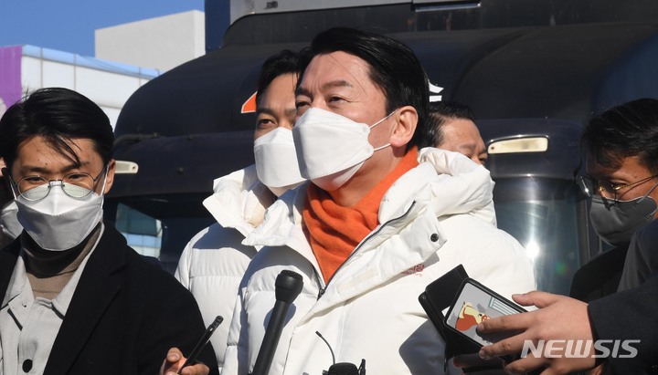 [여수=뉴시스] 전신 기자 = 안철수 국민의당 대선 후보가 27일 전남 여수 이순신광장에서 유세를 마친 후 취재진 질문에 답변하고 있다. (공동취재사진) 2022.02.27. photo@newsis.com