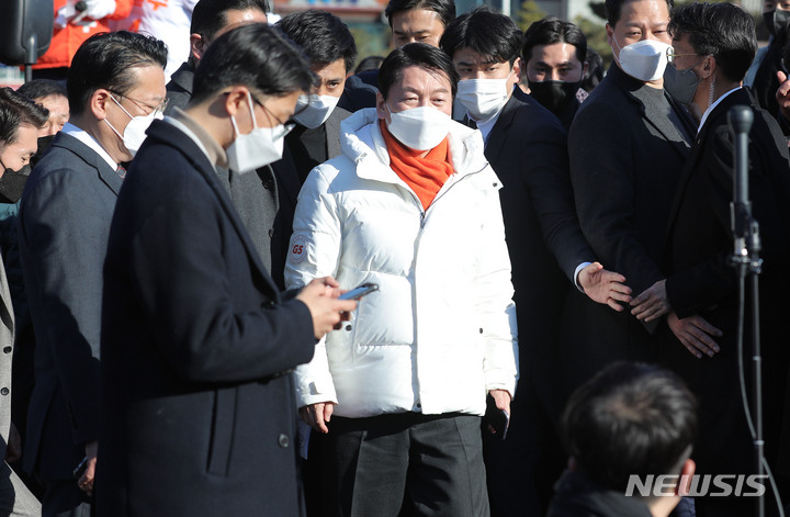 [여수=뉴시스] 전신 기자 = 안철수 국민의당 대선 후보가 27일 전남 여수 이순신광장에서 유세를 마친 후 취재진 질문에 답변하고 있다. (공동취재사진) 2022.02.27. photo@newsis.com