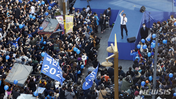 [부산=뉴시스] 최동준 기자 = 이재명 더불어민주당 대선 후보가 27일 부산 부산진구 중앙대로에서 유세를 열고 지지를 호소하고 있다. 2022.02.27. photocdj@newsis.com