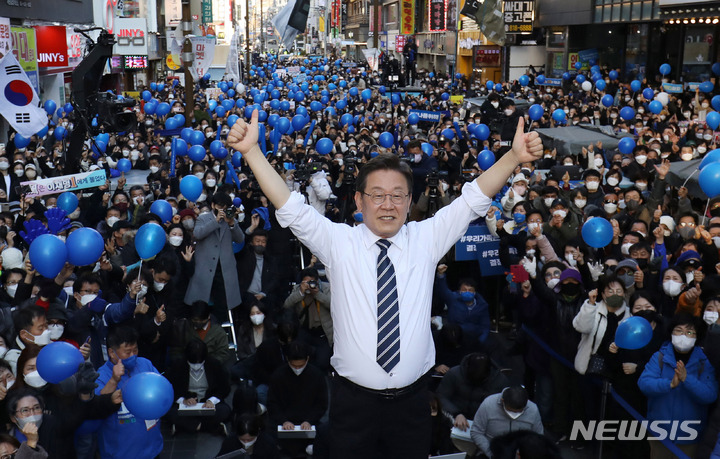 [부산=뉴시스] 최동준 기자 = 이재명 더불어민주당 대선 후보가 27일 오후 부산 부산진구 서면 쥬디스태화 인근에서 열린 '부산을 위해, 나를 위해 이재명아이가!' 부산 집중유세에서 지지를 호소하고 있다. 2022.02.27. photocdj@newsis.com