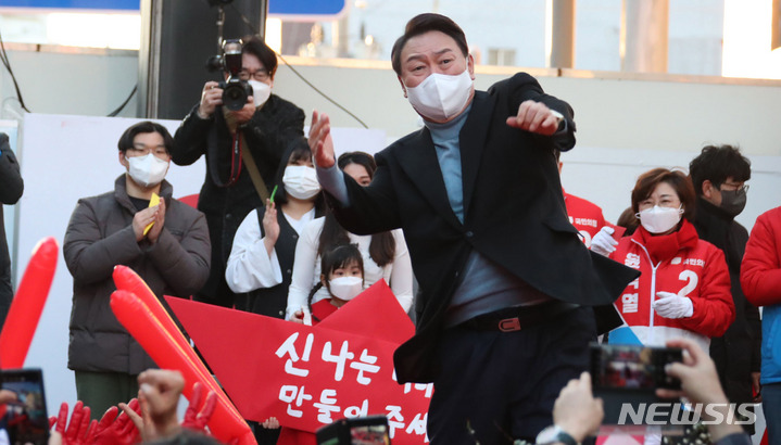 [포항=뉴시스] 전신 기자 = 윤석열 국민의힘 대선 후보가 27일 경북 포항 북구 북포항우체국 앞에서 시민들을 향해 어퍼컷 세리모니로 인사하고 있다. 2022.02.27. photo1006@newsis.com