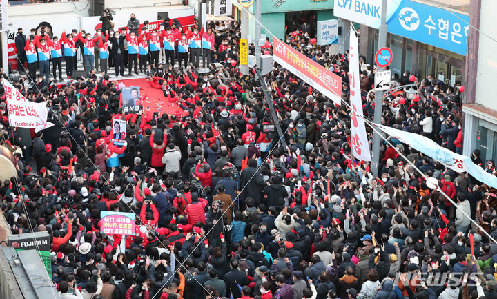 [포항=뉴시스] 전신 기자 = 윤석열 국민의힘 대선 후보가 27일 경북 포항 북구 북포항우체국 앞에서 시민들을 향해 지지를 호소하고 있다. 2022.02.27. photo1006@newsis.com