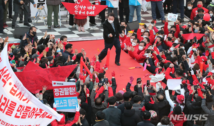 [포항=뉴시스] 전신 기자 = 윤석열 국민의힘 대선 후보가 27일 경북 포항 북구 북포항우체국 앞에서 어퍼컷 세리모니를 하고 있다. 2022.02.27. photo1006@newsis.com