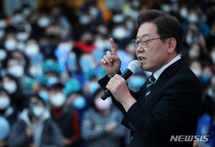 [양산=뉴시스] 최동준 기자 = 이재명 더불어민주당 대선 후보가 27일 오후 경남 양산시 이마트 양산점 앞에서 열린 '5대강국 진입의 시작, 남부수도권의 핵심 부울경메가시티 완성!' 양산 유세에서 지지를 호소하고 있다. 2022.02.27. photocdj@newsis.com