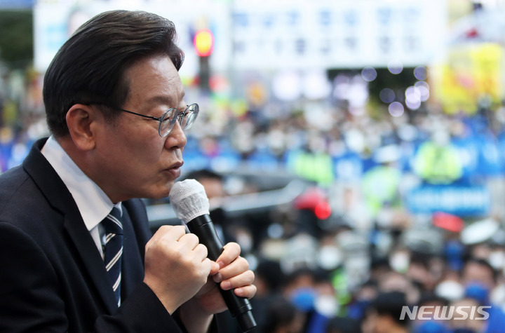 [양산=뉴시스] 최동준 기자 = 이재명 더불어민주당 대선 후보가 27일 오후 경남 양산시 이마트 양산점 앞에서 열린 '5대강국 진입의 시작, 남부수도권의 핵심 부울경메가시티 완성!' 양산 유세에서 지지를 호소하고 있다. 2022.02.27. photocdj@newsis.com