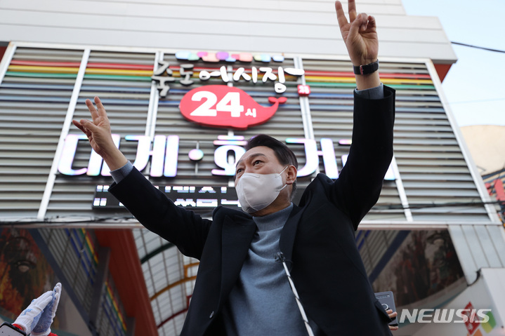 [포항=뉴시스] 전신 기자 = 윤석열 국민의힘 대선 후보가 27일 경북 포항 북구 죽도시장을 방문해 상인들과 인사하고 있다. 2022.02.27. photo1006@newsis.com