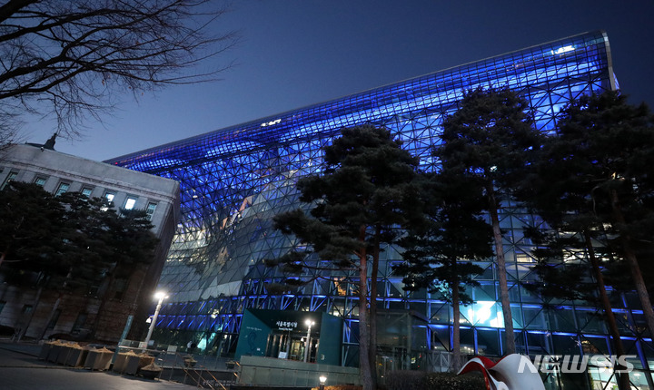 [서울=뉴시스] 추상철 기자 = 27일 오후 서울시청 본관에 우크라이나 국민들을 위로하는 의미의 '평화의 빛' 캠페인 조명이 표출되고 있다. '평화의 빛' 캠페인은 러시아가 우크라이나를 침공한 이후 뉴욕과 런던 등 전세계 랜드마크에 우크라이나 국기를 이루는 색을 조명으로 비춰 전쟁 반대와 우크라이나 국민에 대한 응원의 메시지를 보내는 캠페인이다. 2022.02.27. scchoo@newsis.com