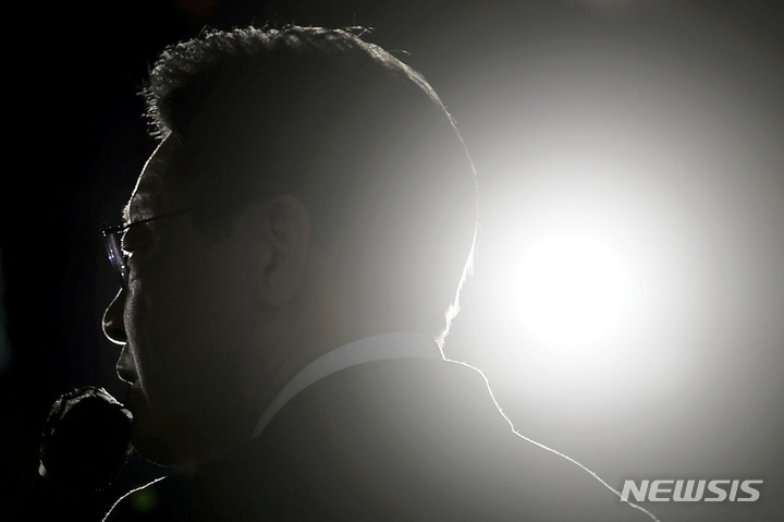 [울산=뉴시스] 최동준 기자 = 이재명 더불어민주당 대선 후보가 27일 울산 남구 롯데백화점 앞에서 유세를 열고 지지를 호소하고 있다. 2022.02.27. photocdj@newsis.com