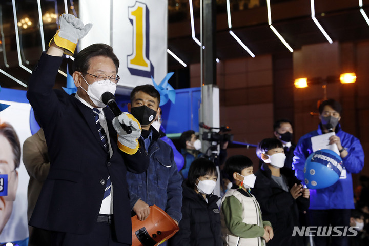 [울산=뉴시스] 최동준 기자 = 이재명 더불어민주당 대선 후보가 27일 울산 남구 롯데백화점 앞에서 열린 유세에서 용접공 장갑을 선물 받고 발언하고 있다. 2022.02.27. photocdj@newsis.com