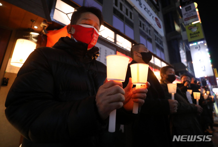 [서울=뉴시스] 추상철 기자 = 손실보상에서 제외된 일부 자영업자들로 구성된 '한국자영업중기연합'이 정부지침에 반발해 진행된 '24시간 영업' 마지막날인 지난달 27일 서울 종로구 '인생횟집'에서 자영업자들이 기자회견을 하고 있다. 2022.02.27. scchoo@newsis.com