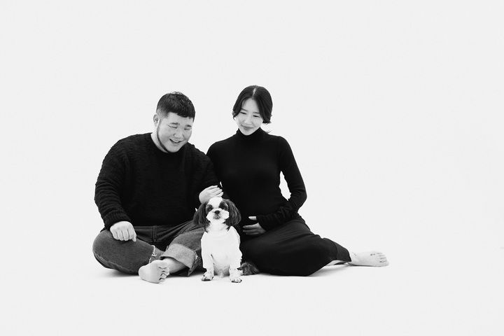[서울=뉴시스] 길구와 아내. 2022.02.28. (사진 = 트라이어스 제공) photo@newsis.com*재판매 및 DB 금지 *재판매 및 DB 금지
