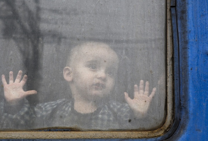 [크라마토르시크=AP/뉴시스] 27일(현지시간) 우크라이나 동부 크라마토르시크의 한 기차역 기차 안에서 한 어린이가 창문 밖을 내다보고 있다. 2022.02.28. *재판매 및 DB 금지