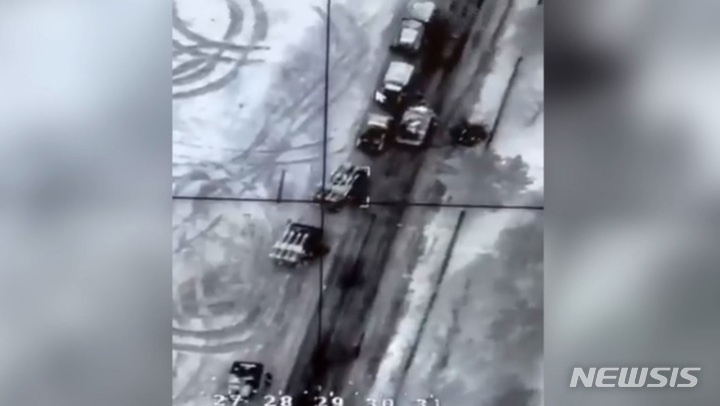 [서울=뉴시스] 우크라이나군이 27일(현지시간) 드론으로 러시아 장갑차를 공격했다고 밝혔다. (사진=우크라육군 트위터 캡처) 2022.02.28