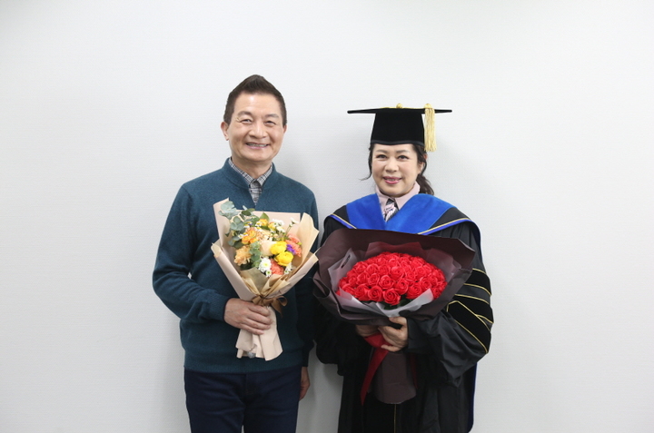 [서울=뉴시스] 이자연 회장과 작곡가 이호섭 2022.02.28 (사진=쇼플레이엔터테인먼트 제공) photo@newsis.com*재판매 및 DB 금지&nbsp; *재판매 및 DB 금지