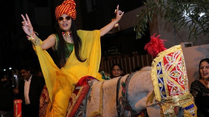 [서울=뉴시스] 최근 인도 북부 하리아나주의 한 결혼식에서 신부 프리야 아그가왈(27)이 말을 타고 춤을 추며 결혼식장에 들어오고 있다. (출처 : 트위터 갈무리) 2022.02.28. *재판매 및 DB 금지