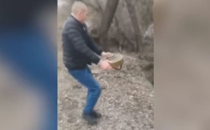 우크라이나에서 한 남성이 담배를 문 채 맨손으로 도로에 놓여있던 대전차 지뢰를 숲으로 옮기도 있다. 출처: 데일리메일 *재판매 및 DB 금지