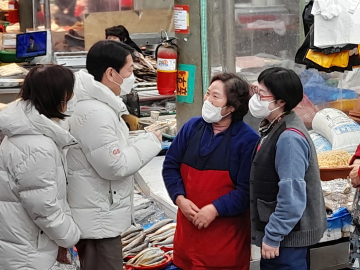 [전주=뉴시스] 한훈 기자 = 안철수 국민의당 대선 후보는 28일 오후 전북 전주 신중앙시장을 찾아 상인들과 인사를 나누고 있다.2022.02.28. photo@newsis.com *재판매 및 DB 금지