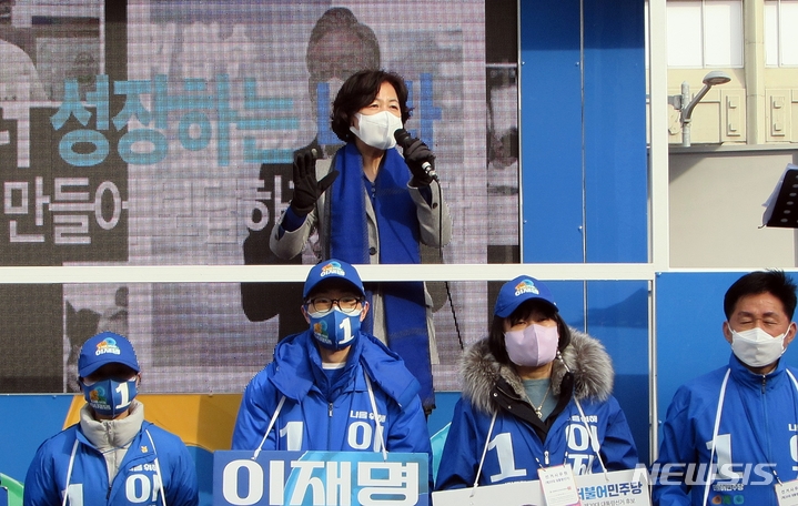 [청주=뉴시스] 천영준 기자 = 추미애 더불어민주당 명예선대위원장은 28일 충북 청주 육거리종합시장을 찾아 이재명 대선 후보에 대한 지지를 호소했다. 2022.02.28. yjc@newsis.com