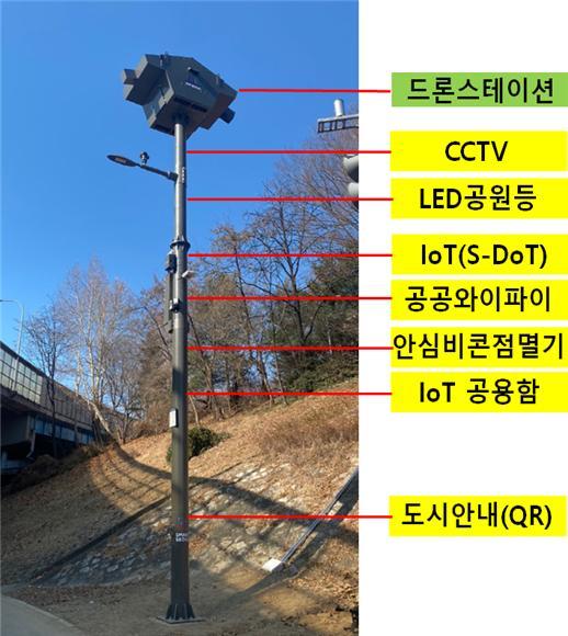 [서울=뉴시스] 서울시가 한층 더 똑똑해진 '스마트폴'을 이수교차로, 신용산역, 성북동길 일대 3개소에 총 6개를 구축했다고 1일 밝혔다. 사진은 반포천 일대 설치된 스마트폴. (사진=서울시 제공) 2022.03.01. photo@newsis.com *재판매 및 DB 금지