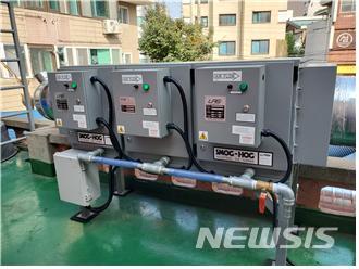 [서울=뉴시스]음식점 건물옥상에 설치한 환경개선시설. 2022.03.02. (사진 = 서울시 제공) photo@newsis.com