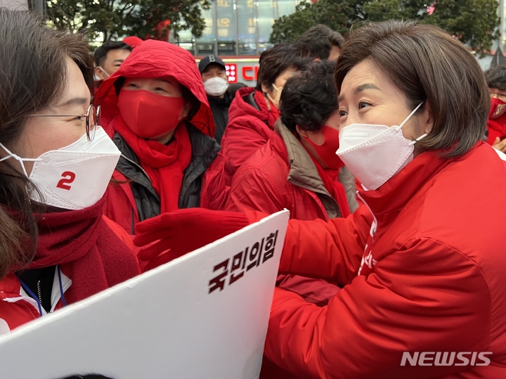 [제주=뉴시스] 강경태 기자 = 국민의힘 윤석열 대통령 선거 후보 유세에 나선 나경원 전 원내대표(오른쪽)가 28일 오후 제주시 이도2동 광양사거리에서 선거운동원들과 인사를 나누고 있다. 2022.02.28. ktk2807@newsis.com