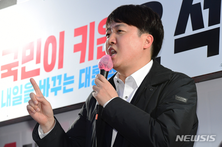 [진주=뉴시스] 차용현 기자 = 28일 오후 국민의힘 이준석 대표가 경남 진주시 진주역 광장에서 열린 윤석열 대선 후보 지지유세에서 시민들에게 지지를 호소하고 있다. 2022.02.28. con@newsis.com