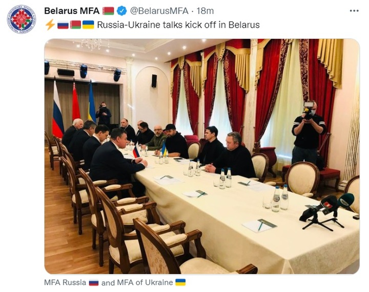 [서울=뉴시스]우크라이나와 러시아 대표단이 28일(현지시간) 벨라루스에서 협상을 시작했다. (사진:벨라루스 외무부 트위터) 2022.2.28. *재판매 및 DB 금지