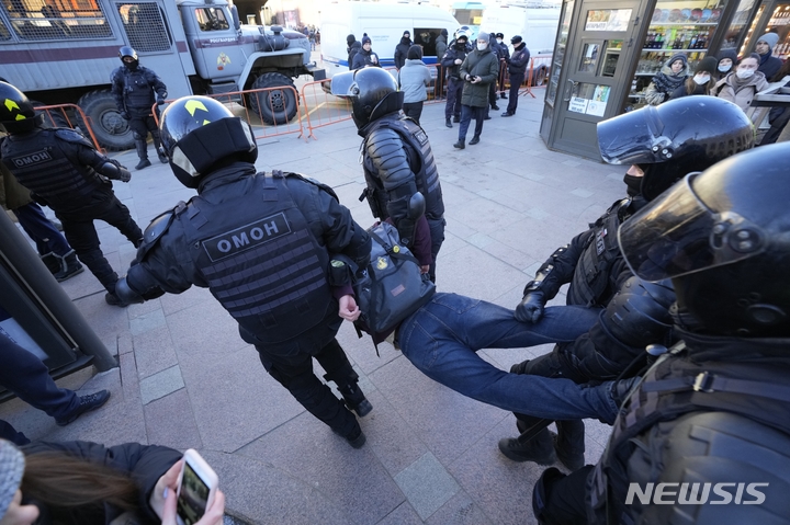[상트페테르부르크=AP/뉴시스] 27일(현지시간) 러시아 상트페테르부르크에서 경찰이 러시아의 우크라이나 공격 반대 시위 참가자를 연행하고 있다. 2022.02.28.