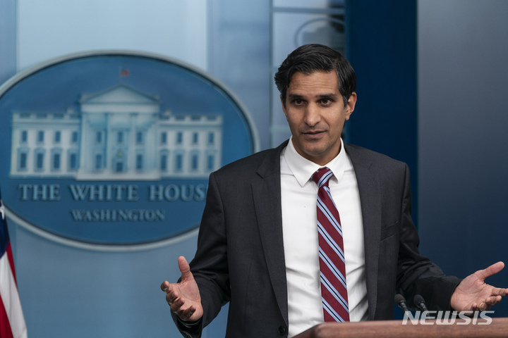 [워싱턴=AP/뉴시스]달립 싱 백악관 국가안보회의(NSC) 부보좌관이 지난달 24일 워싱턴 백악관에서 브리핑하고 있다. 2022.03.21