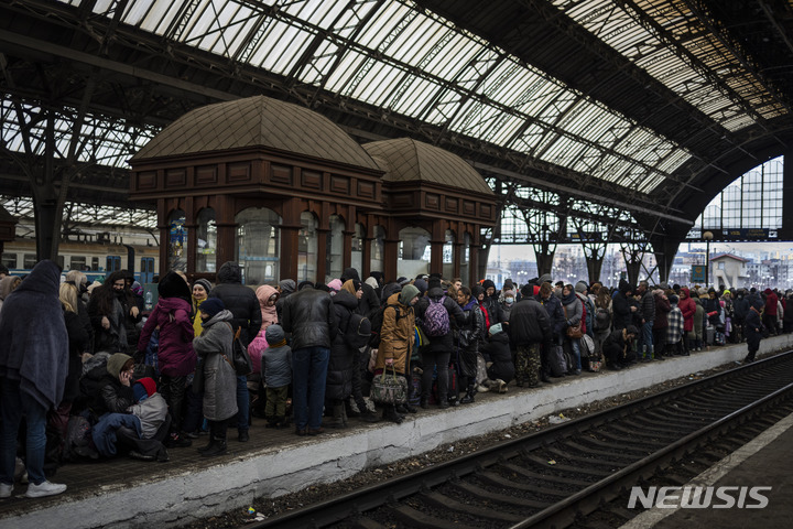 [리비우=AP/뉴시스] 27일(현지시간) 우크라이나 서부 리비우의 리비우 기차역에서 우크라이나 피난민들이 기차를 기다리고 있다. 수천 명의 우크라이나 사람이 우크라이나를 벗어나기 위해 리비우의 주요 기차역에 몰려들었다. 2022.02.28.