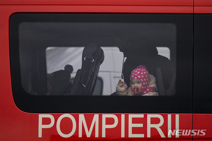 [시레트=AP/뉴시스] 27일(현지시간) 루마니아 시레트의 루마니아-우크라이나 국경에서 한 우크라이나 난민 소녀가 버스 안에 앉아 이동하길 기다리고 있다. 유엔난민기구는 우크라이나 침공이 시작된 이후 우크라이나인 36만8000여 명이 이웃 국가로 대피했다고 전했다. 2022.02.28.