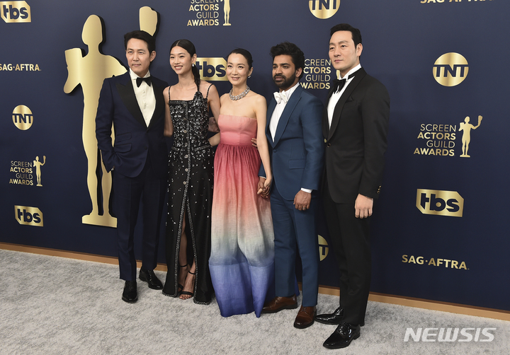 [로스앤젤레스=AP/뉴시스] 넷플릭스 드라마 '오징어 게임'의 배우들이 미국 로스앤젤레스(LA) 산타모니타에서 열린 제28회 미국배우조합(Screen Actors Guild·SAG) 시상식에 참석했다. 왼쪽부터 이정재, 정호연, 김주령, 앙누팜, 박해수.