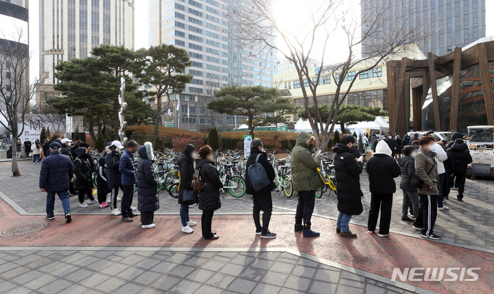 [서울=뉴시스] 김병문 기자 = 코로나19 신규 확진자가 13만9626명으로 집계된 28일 오전 서울 송파구 보건소 선별진료소에서 시민들이 검사를 받기 위해 대기하고 있다. 2022.02.28. dadazon@newsis.com