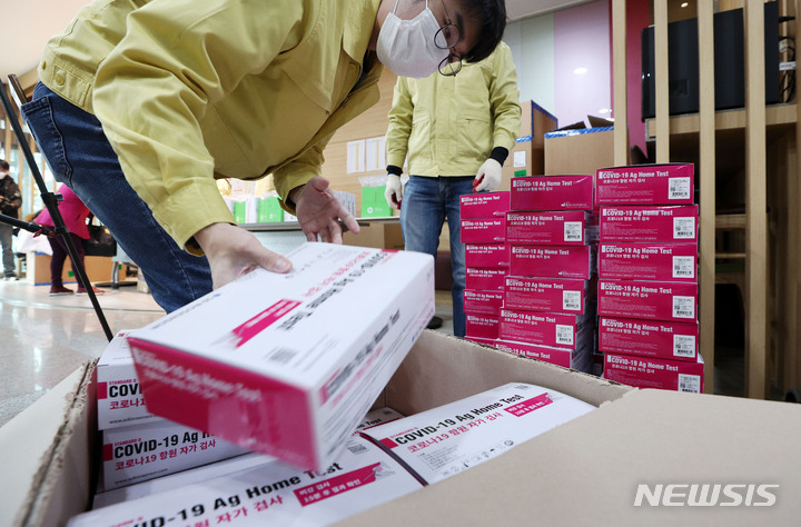 [서울=뉴시스] 지난달 28일 오전 서울 동대문구 동부교육지원청에서 교육청 관계자들이 관내 학교에 배부할 자가검진키트를 분류하고 있다. 2022.03.01. yesphoto@newsis.com