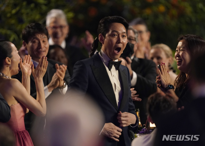 [샌타모니카=AP/뉴시스] 배우 이정재가 27일(현지시간) 미 캘리포니아주 샌타모니카의 바커 행어에서 열린 제28회 미국배우조합상(SAG) 시상식에서 넷플릭스 한국 드라마 '오징어 게임'으로 최우수 남우 주연상에 호명되자 놀란 표정을 짓고 있다. 2022.02.28.