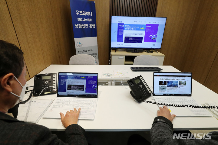 [서울=뉴시스] 백동현 기자 = 미국, 캐나다 및 주요 유럽 국가들이 국제은행간통신협회(SWIFT·스위프트) 결제망에서 러시아 은행들을 배제시키기로 합의했다는 내용의 공동 성명을 발표한 이튿날인 28일 오전 서울 서초구 대한무역투자진흥공사(KOTRA) 우크라이나 비즈니스 애로 상담센터에서 수출전문위원들이 기업 상담 전화를 받고 있다. 2022.02.28. livertrent@newsis.com