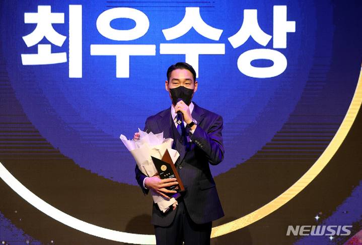 [서울=뉴시스] 김병문 기자 = 펜싱 김정환(국민체육진흥공단)이 28일 오전 서울 송파구 올림픽공원 뮤즈라이브에서 대한체육회 체육상 시상식에서 경기 부문 최우수상을 수상한 뒤 소감을 밝히고 있다. 2022.02.28. dadazon@newsis.com