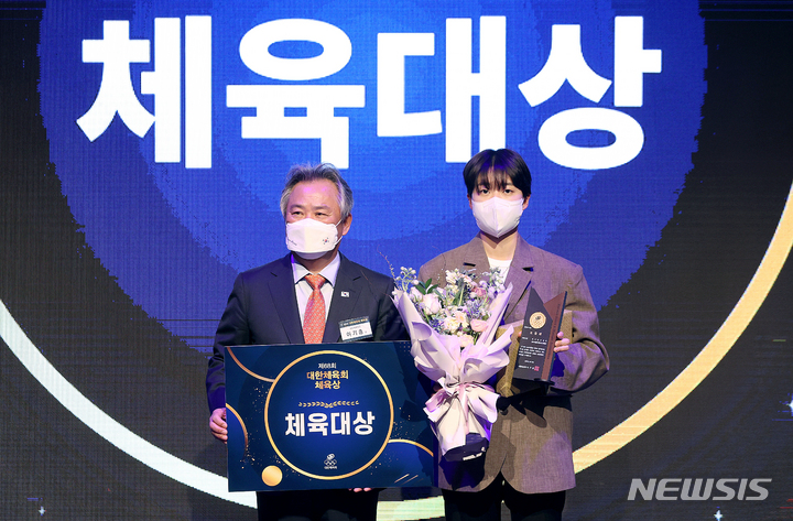 [서울=뉴시스] 김병문 기자 = 이기흥 대한체육회장이 28일 오전 서울 송파구 올림픽공원 뮤즈라이브에서 대한체육회 체육상 시상식에서 대상을 수상한 한국 여자양궁대표팀(현대모비스 강채영, 인천대 장민희, 광주여대 안산) 대표 수상자 안산에게 상을 수여한 뒤 기념촬영하고 있다. 2022.02.28. dadazon@newsis.com