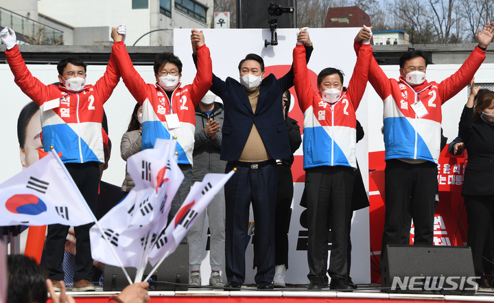 [동해=뉴시스] 전신 기자 = 윤석열 국민의힘 대선 후보가 28일 강원도 동해 천곡동 동해시청 인근에서 열린 유세에서 시민들을 향해 지지를 호소하고 있다. 2022.02.28. photo1006@newsis.com