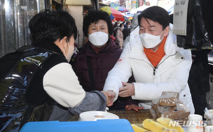 [고창=뉴시스] 전신 기자 = 안철수 국민의당 대선 후보가 28일 전북 고창전통시장을 방문해 상인들과 인사하고 있다. (공동취재사진) 2022.02.28. photo@newsis.com