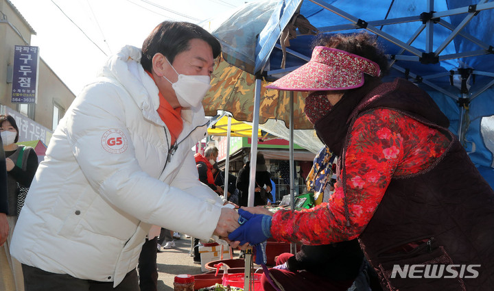 [고창=뉴시스] 전신 기자 = 안철수 국민의당 대선 후보가 28일 전북 고창전통시장을 방문해 상인들과 인사하고 있다. (공동취재사진) 2022.02.28. photo@newsis.com