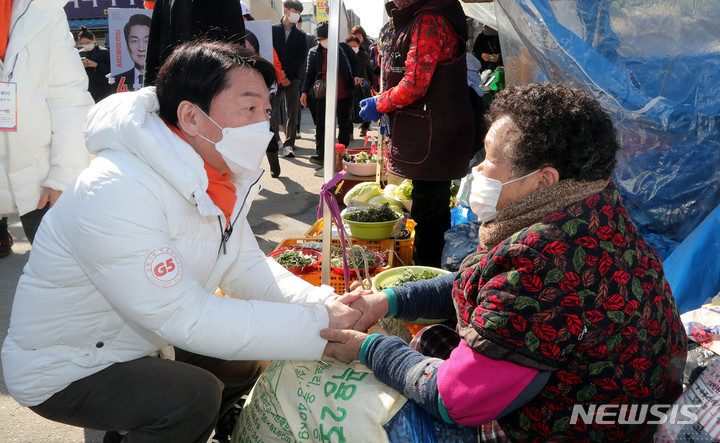 [고창=뉴시스] 전신 기자 = 안철수 국민의당 대선 후보가 28일 전북 고창전통시장을 방문해 상인들과 인사하고 있다. (공동취재사진) 2022.02.28. photo@newsis.com