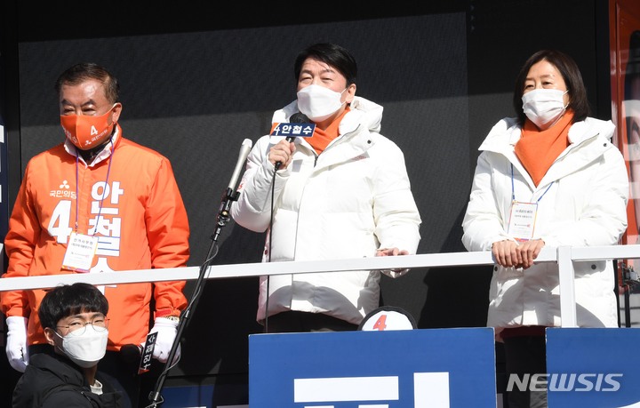 [고창=뉴시스] 전신 기자 = 안철수 국민의당 대선 후보가 28일 전북 고창전통시장 앞에서 시민들을 향해 지지를 호소하고 있다. (공동취재사진) 2022.02.28. photo@newsis.com