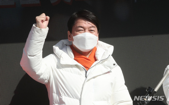 [고창=뉴시스] 전신 기자 = 안철수 국민의당 대선 후보가 28일 전북 고창전통시장 앞에서 시민들을 향해 지지를 호소하고 있다. (공동취재사진) 2022.02.28. photo@newsis.com