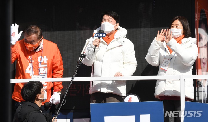 [고창=뉴시스] 전신 기자 = 안철수 국민의당 대선 후보가 28일 전북 고창전통시장 앞에서 시민들을 향해 지지를 호소하고 있다. (공동취재사진) 2022.02.28. photo@newsis.com